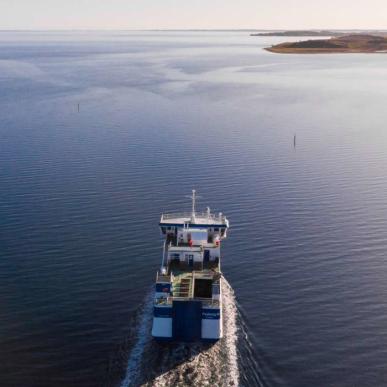 Drohnenaufnahme der Inselfähre zwischen Lyø und Avernakø auf dem Weg in den südfünischen Schärengarten