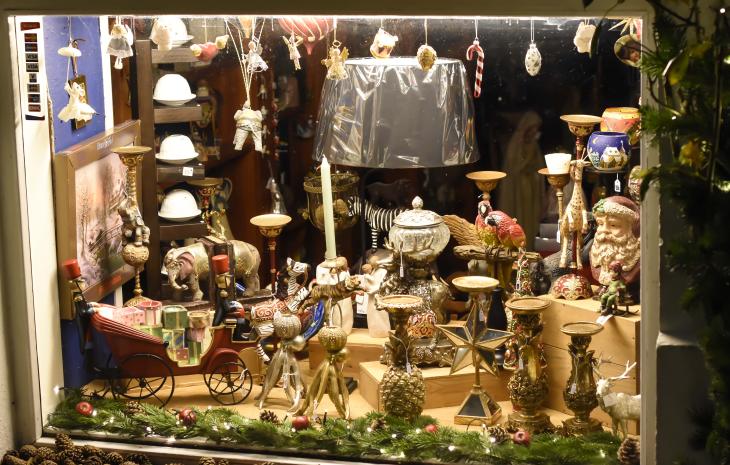 Vinduesparti med julepynt i Faaborg gågade